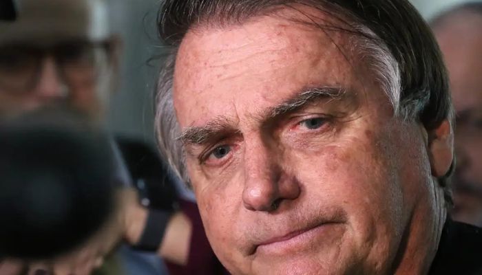  Bolsonaro é submetido à cirurgia para tratamento de hérnia bilateral 